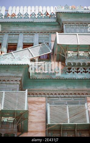 Häuser in Jeddah. Detail von Fenstern und Balkonen. Stockfoto