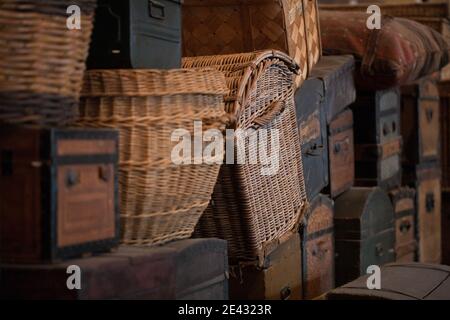 Altes antikes Gepäck und Körbe für Reisen, ausgestellt Ellis Island Stockfoto