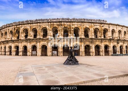 Die Arena von Nîmes ist ein römisches Amphitheater, das gegen Ende des 1. Jahrhunderts in der Stadt Nîmes, im Gard, in Okzitanien, Frankreich gebaut wurde Stockfoto