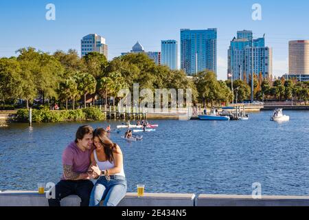 Paar genießen einen Moment auf ihrem Smartphone am Tampa Riverwalk in der Nähe von Tampa Heights, Tampa, Florida. Tampa ersten Vorort im Jahr 1883 gegründet. Stockfoto