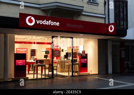 NEUWIED, DEUTSCHLAND - 29. Dezember 2020: Neuwied, Deutschland - 29. Dezember 2020: Fassade des Mobilfunkhauses Vodafone wegen der Corona-Sperre geschlossen Stockfoto