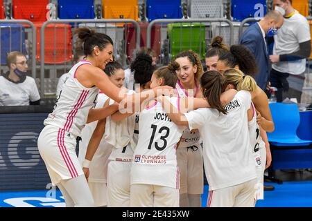 Prag, Tschechische Republik. Januar 2021. Die Spieler von Lyon feiern nach dem Sieg der Frauen Basketball European League B Gruppe 5. Runde Spiel USK Praha gegen Lyon in Prag, Tschechische Republik, 21. Januar 2021. Kredit: VIT Simanek/CTK Foto/Alamy Live Nachrichten Stockfoto