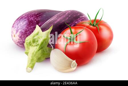 Isoliertes Gemüse. Rohe Auberginen, Tomaten und Knoblauch isoliert auf weißem Hintergrund Stockfoto