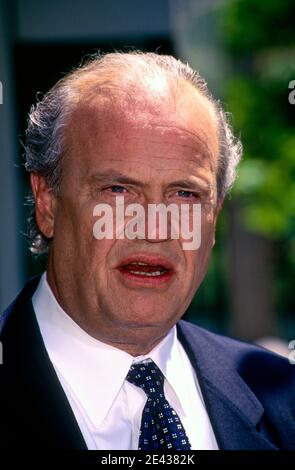 Washington DC. USA, 1997Senator Fred Thompson (R-TN) spricht mit Reportern außerhalb der ABC-Netzwerk-Studios, nachdem er auf der Sonntagmorgen-Talkshow "Diese Woche" erschien Kredit: Mark Reinstein/MediaPunch Stockfoto