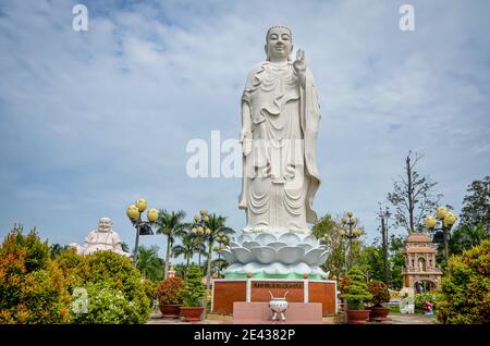 Stehende Buddha-Statue in der Vinh Trang Pagode, Vietnam Stockfoto