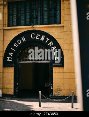 HANOI, VIETNAM - 10. Nov 2019: Das Hoa Lo Gefängnis liegt im Zentrum der Hauptstadt Vietnams und war als eines der unmenschlichsten Gefängnisse bekannt. Stockfoto