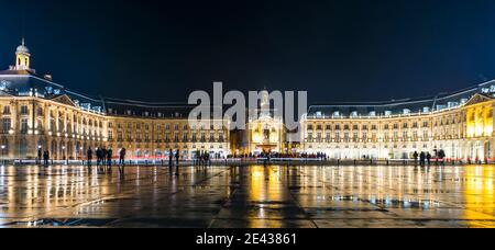 Place de la Bourse bei Nacht in Bordeaux in New Aquitaine, Frankreich Stockfoto