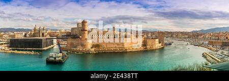 Der Hafen von Marseille vom Pharo-Garten in der Provence, in den Bouches du Rhone, Frankreich Stockfoto