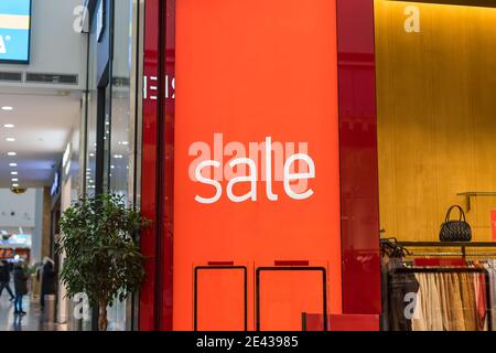 Inschrift Verkauf auf dem Hintergrund einer roten Glaswand im Laden. Rabattankündigung Für Das Einkaufszentrum. Sommer, Winter Weihnachten, Neujahr Sale.Sale rote Zeichen Stockfoto