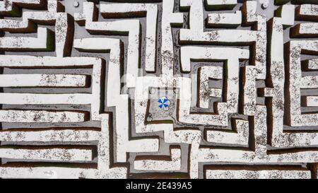 Traquair House Scottish Borders, Großbritannien. Januar 2021. VEREINIGTES KÖNIGREICH. Schottland, Großbritannien, kaltes Wetter, Schnee. Ein Blick auf das riesige Labyrinth im Traquair House, in den Scottish Borders. Das Traquair Maze wurde 1981 gepflanzt und ist das größte abgesicherte Labyrinth in Schottland Traquair, ScotlandÕs ältestes bewohntes Haus. Besucht von 27 Scottish Kings und Queens Traquair stammt aus dem Jahr 1107 und wird seit 1491 von der Familie Stuart bewohnt. Quelle: phil wilkinson/Alamy Live News Stockfoto