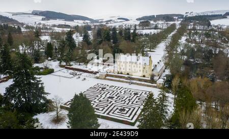 Traquair House Scottish Borders, Großbritannien. Januar 2021. VEREINIGTES KÖNIGREICH. Schottland, Großbritannien, kaltes Wetter, Schnee. Ein Blick auf das riesige Labyrinth im Traquair House, in den Scottish Borders. Das Traquair Maze wurde 1981 gepflanzt und ist das größte abgesicherte Labyrinth in Schottland Traquair, ScotlandÕs ältestes bewohntes Haus. Besucht von 27 Scottish Kings und Queens Traquair stammt aus dem Jahr 1107 und wird seit 1491 von der Familie Stuart bewohnt. Quelle: phil wilkinson/Alamy Live News Stockfoto