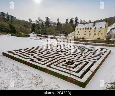 Traquair House Scottish Borders, Großbritannien. Januar 2021. VEREINIGTES KÖNIGREICH. Schottland, Großbritannien, kaltes Wetter, Schnee. Ein Blick auf das riesige Labyrinth im Traquair House, in den Scottish Borders. Das Traquair Maze wurde 1981 gepflanzt und ist das größte abgesicherte Labyrinth in Schottland Traquair, ScotlandÕs ältestes bewohntes Haus. Besucht von 27 Scottish Kings und Queens Traquair stammt aus dem Jahr 1107 und wird seit 1491 von der Familie Stuart bewohnt. Quelle: phil wilkinson/Alamy Live News Stockfoto