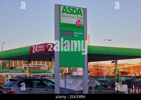 asda Tankstelle 24 Stunden geöffnet England, Tankstelle Stockfoto