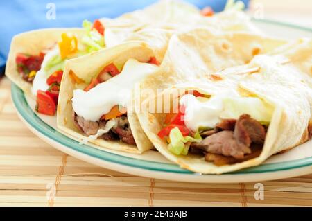 Tacos aus frischem Rindfleisch mit Flankensteak, Salsa und griechischem Joghurt Stockfoto