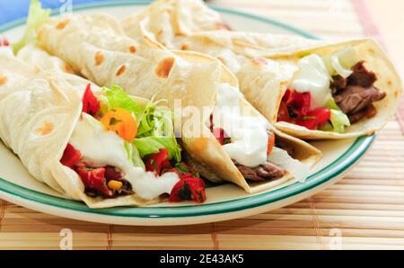 Tacos aus frischem Rindfleisch mit Flankensteak, Salsa und griechischem Joghurt Stockfoto