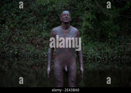 Eine von Sir Antony Gormleys '6-mal'-Skulpturen im Wasser von Leith hinter der Gallery of Modern Art, Edinburgh, Schottland. GROSSBRITANNIEN. Stockfoto