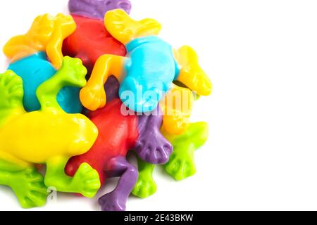 Bunte Gummibaum Frosch Süßigkeiten isoliert auf einem weißen Hintergrund Stockfoto