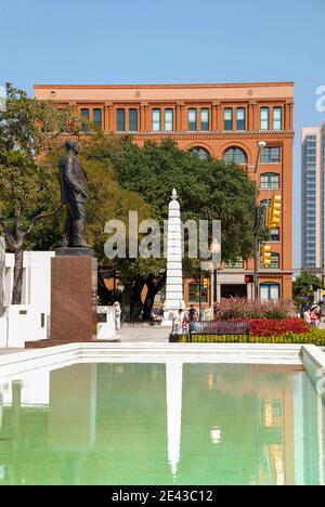 Dallas, Texas - 2009. September: Wasserspiel am Denkmal am Dealey Plaza, wo die Ermordung von Präsident John F. Kennedy stattfand Stockfoto