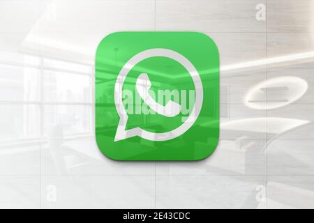 WhatsApp-Logo auf reflektierender Business-Wandtafel Stockfoto