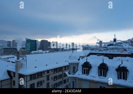 Zürich, Schweiz - 15. Januar 2021: Blick über die schneebedeckten Dächer. Stockfoto