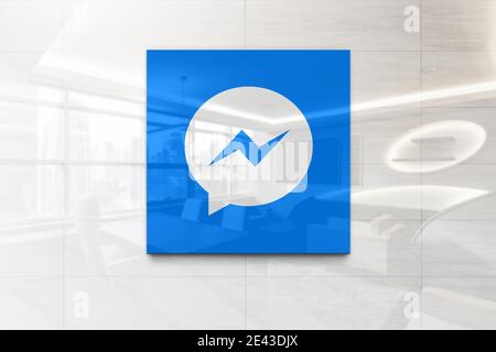 facebook Messenger Logo auf reflektierender Business Wandtafel Stockfoto