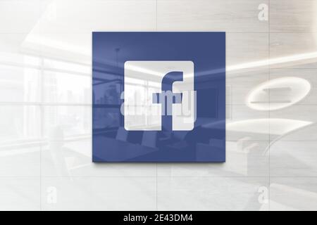 facebook-Logo auf reflektierender Business-Wandtafel Stockfoto