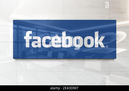 facebook-Logo auf reflektierender Business-Wandtafel Stockfoto