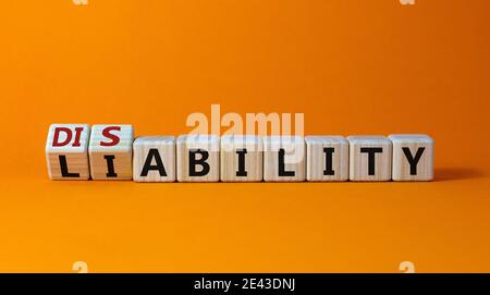 Haftungs- oder Behindertensymbol. Drehte Würfel und änderte das Wort "Haftung" zu "Disability". Schöner orangefarbener Hintergrund. Geschäft, Haftung oder DIS Stockfoto