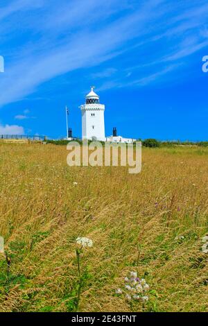 South Foreland Lighthouse ist ein viktorianischer Leuchtturm auf dem South Foreland in St. Margaret's Bay, Dover, Kent, England, der verwendet wird, um Schiffe zu warnen, die sich nähern Stockfoto