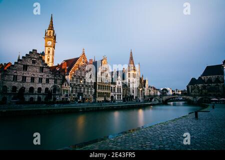 Gebäude entlang der Graslei, einem mittelalterlichen Hafen im historischen Zentrum von Gent, Belgien Stockfoto