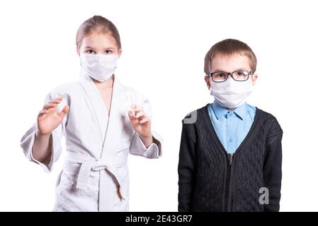 Mädchen Athlet umarmt einen Schuljungen, trägt Masken. Isoliert auf weißem Hintergrund. Hochwertige Fotos Stockfoto