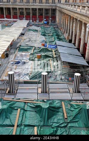 Restaurierung der Colonnes de Buren im Innenhof des Palais Royal in Paris, Frankreich. Frankreich am 1. April 2009. Diese Installationskunst aus 260 achteckigen Säulen, schwarz-weiß, unterschiedlicher Höhe, wurde 1986 vom Kunststofftechniker Daniel Buren geschaffen. Photo Mousse/ABACAPRESS.COM Stockfoto