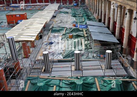 Restaurierung der Colonnes de Buren im Innenhof des Palais Royal in Paris, Frankreich. Frankreich am 1. April 2009. Diese Installationskunst aus 260 achteckigen Säulen, schwarz-weiß, unterschiedlicher Höhe, wurde 1986 vom Kunststofftechniker Daniel Buren geschaffen. Photo Mousse/ABACAPRESS.COM Stockfoto