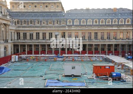 Restaurierung der Colonnes de Buren im Innenhof des Palais Royal in Paris, Frankreich. Frankreich am 1. April 2009. Diese Installationskunst aus 260 achteckigen Säulen, schwarz-weiß, unterschiedlicher Höhe, wurde 1986 vom Kunststofftechniker Daniel Buren geschaffen. Photo Mousse/ABACAPRESS.COM Stockfoto