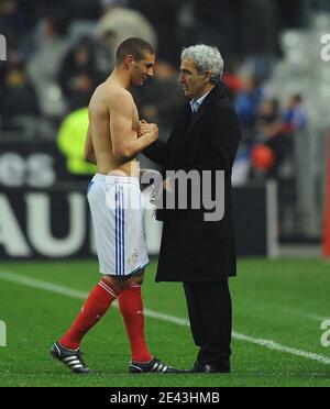 Der Franzose Karim Benzema und sein Trainer Raymond Domenech während der Weltmeisterschaft, Gruppe 7, Qualifying Fußballspiel, Frankreich gegen Litauen bei der 'Stade de France' in Saint-Denis bei Paris am 1. April 2009. Frankreich gewann 1:0. Foto von Steeve McMay/ABACAPRESS.COM Stockfoto