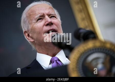 Washington, Usa. Januar 2021. US-Präsident Joe Biden spricht am Donnerstag, den 21. Januar 2021, über die Reaktion seiner Regierung auf Covid-19 im Staatlichen Speisesaal des Weißen Hauses in Washington, DC, USA. Biden plant in seinem ersten vollen Tag im Amt, eine umfassende Reihe von Exekutivbefehlen zur Bekämpfung der wütenden Covid-19-Pandemie auszustellen, die viele der am stärksten kritisierten Strategien seines Vorgängers schnell umkehren oder umgestalten wird. Foto von Al Drago/UPI Kredit: UPI/Alamy Live Nachrichten Stockfoto