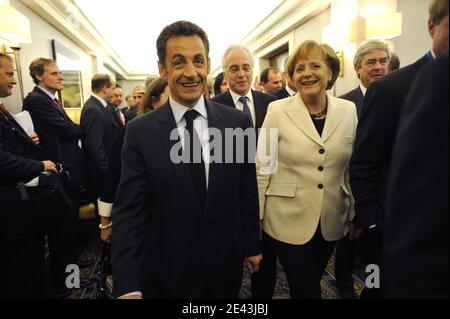 Der französische Präsident Nicolas Sarkozy und die deutsche Bundeskanzlerin Angela Merkel am Vorabend der G20 in London, Großbritannien, am 1. April 2009. Foto von Elodie Gregoire/ABACAPRESS.COM Stockfoto