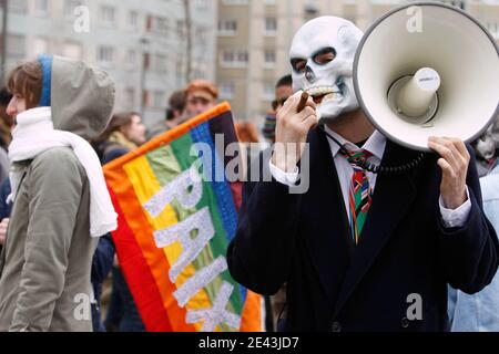 Ein Protestor trägt eine Totenkopf-Maske bei einer Demonstration gegen den bevorstehenden NATO-Gipfel in den Straßen von Straßburg, Ostfrankreich, am 1. April 2009, vor dem 60-jährigen NATO-Gipfel, der vom 3. Bis 4. April in Straßburg, Frankreich, Baden-Baden und Kehl, Deutschland, stattfinden wird. Foto von Antoine/ABACAPRESS.COM Stockfoto