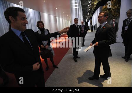 Der französische Präsident Nicolas Sarkozy spricht mit dem russischen Präsidenten Dmitri Medwedew während des G20-Gipfels am 2. April 2009 in London. Foto von Elodie Gregoire/ABACAPRESS.COM Stockfoto