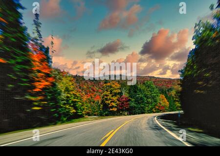 Freie Landstraße, Blick vom Autofenster (verschwommene Bewegung) auf dem Weg nach Dixville Notch, New Hampshire, USA Stockfoto