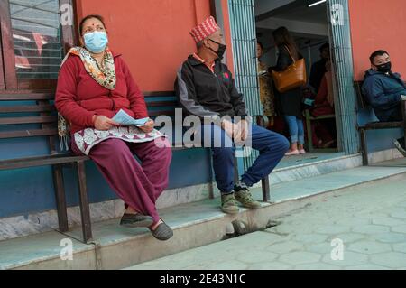 Menschen, die Schutzmasken vor einem Krankenhaus tragen, warten auf eine Untersuchung. Kathmandu in Nepal. Asien Stockfoto