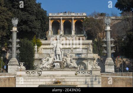 Stufen führen von der Piazza del Popolo ('Volksplatz') zum Pincio nach Osten; und Fontana del Nettuno.. Rom, Italien Stockfoto