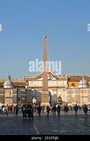 Der ägyptische Obelisk von Ramesses II aus Heliopolis steht im Zentrum der Piazza del Popolo ("Volksplatz"), Rom, Italien Stockfoto
