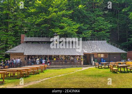 Plitvicka Jezera, Kroatien, Juli 2019 Touristen Schlange, um Essen in Holzrestaurant im Nationalpark Plitvicer Seen UNESCO-Weltkulturerbe zu kaufen Stockfoto