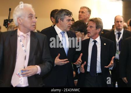 Der britische Premierminister Gordon Brown spricht mit dem französischen Außenminister Bernard Kouchner während eines Treffens beim NATO-Gipfel in Straßburg am 4. April 2009. Foto von Antoine/ABACAPRESS.COM Stockfoto