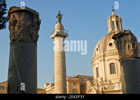 Trajans Forum: Trajans Säule und Santissimo Nome di Maria al Foro Traiano Kirche. Rom, Italien Stockfoto