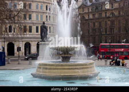 Brunnen in voller Ausstellung am trafalgar Square London England Stockfoto