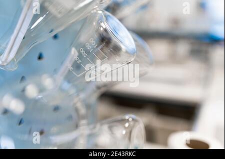 Nahaufnahme leerer Glaskolben mit Messmarkierungen in Modernes wissenschaftliches Labor Stockfoto