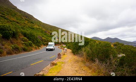 Chapman's Peak - Kapstadt, Südafrika - 19-01-2021 kurvige Straße auf Chapmans Peak Drive. Autos fahren langsam vorbei. Stockfoto