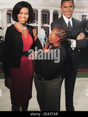 Wachsbildnis der First Lady Michelle Obama Figur wird bei Madame Tussauds am 7. April 2009 in Washington, DC enthüllt. Frau Obamas Figur ist in einem roten ärmellosen Kleid gekleidet (inspiriert von dem lila Kleid, das sie in der Nacht trug, in der ihr Mann die Nominierung des demokratischen Präsidenten beanspruchte) und mit einer Perlenkette und schwarzen Absätzen ausgestattet. Mrs. Obama ist die dritte erste Dame, die von Madame Tussauds Washington D.C. in Wachs verewigt wurde und sich zwei Jacqueline Kennedy und Hillary Clinton anschließt. Studiokünstler in den Merlin Studios in London begannen im Dezember mit der Arbeit an Frau Obamas Figur und studierten Hunderte von Stockfoto